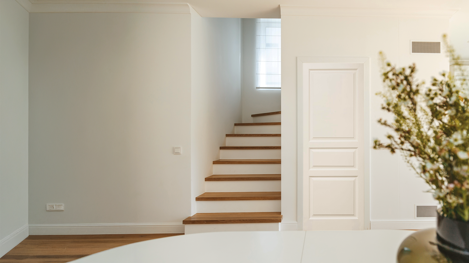 Kayu Solid: Sentuhan Elegansi Hunian​